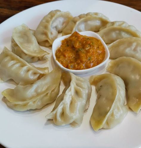 Momos come in different shapes and sizes and the most common in Nepal are stuffed with meat or vegetables.Check out the recipe and prepare them at home! Momo Nepali Dumplings, Nepali Momo Recipe, Momo Dumplings Recipe, Dumplings Pictures, Nepalese Momo Recipe, Pork Momo Recipe, Momos Picture, Nepali Dumplings, Nepali Momo