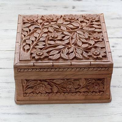 This easy jewelry box is a great way to organize and display your jewelry. It's a simple project that you can make with just a few materials and some basic construction skills. Clean Gold Jewelry, Woodworking Box, Jewelry Box Diy, Small Woodworking Projects, Chip Carving, Woodworking Joints, Wood Jewelry Box, Jewelry Organizer Box, Wood Carving Art