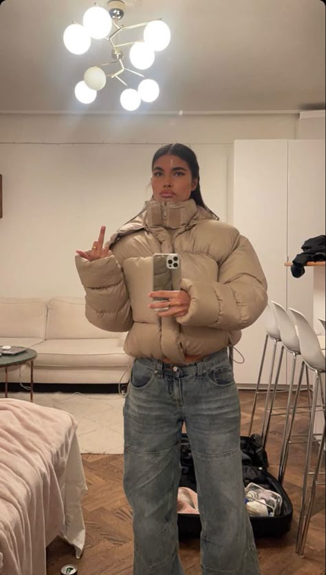 Tan Puffer Jacket Outfit, Beige Puffer Jacket Outfit, Black Puffer Outfit, Puffer Jacket Outfit Women, Puffer Jacket Aesthetic, Black North Face Puffer, Rainy Outfit, Beige Puffer Jacket, Puffer Outfit