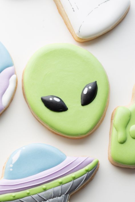 Alien Themed Food, Alien Cookies Decorated, Alien Party Food, Alien Snacks Space Theme, Alien Cookies Royal Icing, Space Theme Cookies Decorated, Alien Themed Desserts, Space Birthday Cookies Decorated, Astronaut Cookies Outer Space