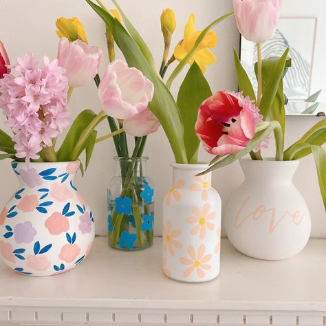 Diy Paint Vase Ideas, Vase Art Drawing, Vase Tutorial, Flower Vase Art, Diy Painted Vases, Homemade Vase, Flower Vase Crafts, Flower Vase Design, Spring Vases