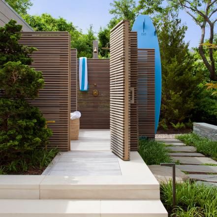 This luxurious outdoor shower provides an outlet for a tranquil post-swim rinse-off. The wood-slat walls offer privacy while complementing the backyard ambiance. Outdoor Pool Shower Ideas, Outdoor Shower Ideas, Kleiner Pool Design, Outdoor Bathroom Design, Pool Shower, Modern Pergola, Garden Shower, Coastal Gardens, Modern Pools