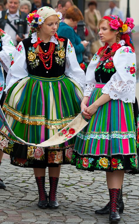 Girls in traditional costumes, Łowicz, Poland. Polish Traditional Costume, Polish Dress, Polish Clothing, Polish Traditions, Polish Folk Art, Polish Women, Folk Clothing, National Dress, Folk Dresses