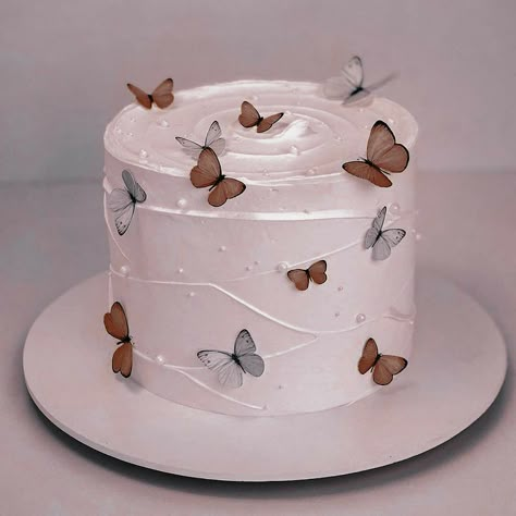 Tortas Aesthetic 15, Gökkuşaği Pasta, Homemade Strawberry Cake, 14th Birthday Cakes, Butterfly Birthday Cakes, Aesthetic Cake, Pastel Cakes, Cake Aesthetic, Torte Cupcake