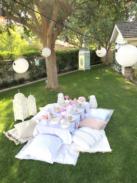 moroccan party, picnic on the lawn. Pink and white decor with pops of gold. Lantern decor with pops of florals. Large floor pillows for seats Summer Backyard Party Decorations, Summer Backyard Parties, Backyard Party Decorations, Moroccan Party, Picnic Birthday Party, Picnic Inspiration, Lawn Party, Picnic Style, Holiday Dinner Party