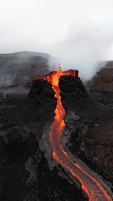 Volcanic Mountains, Volcano Eruption, Iceland Landscape, Fire Photography, Lava Flow, Active Volcano, Iceland Travel, Northern Europe, Natural Phenomena