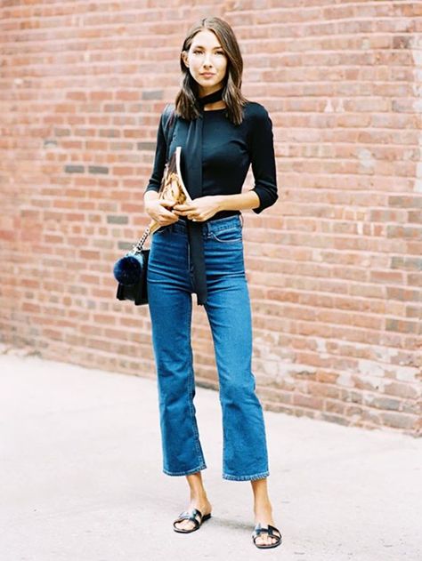 Don't miss out on this hot denim trend! Cropped Jeans Outfit, Casual Chique Stijl, Mum Style, Flare Jeans Outfit, Jean Outfit, Jeans Trend, Wife Style, Style Désinvolte Chic, Look Jean