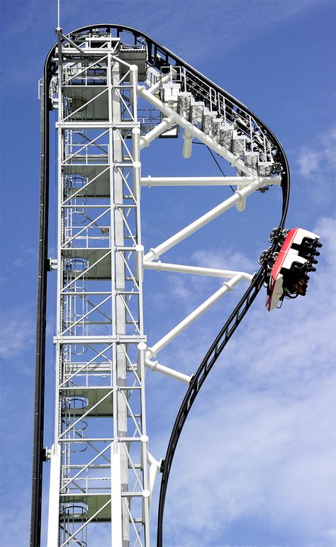 If you are looking for something fun to do this Obon holiday, Fuji-Q offer fun for thrill seekers and families alike. Scary Roller Coasters, Crazy Roller Coaster, Theme Parks Rides, Amusement Park Rides, Carnival Rides, Parc D'attraction, Roller Coaster Ride, Thrill Seeker, Kamikaze