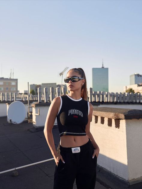 Rooftop Aesthetic, Photoshoot Campaign, Rooftop Photoshoot, Creative Bag, Outfit Top, Pic Pose, Urban Street Style, Fashion Photoshoot, Photo Poses