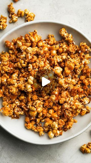 Crispy Caramel Popcorn, Puff Carmel Popcorn Recipe, Vegan Caramel Popcorn, Caramel Popcorn No Corn Syrup, Caramel Popcorn Recipe, Crunchy Caramel Popcorn, Salted Caramel Popcorn, Popcorn Recipe, Crunchy Snack