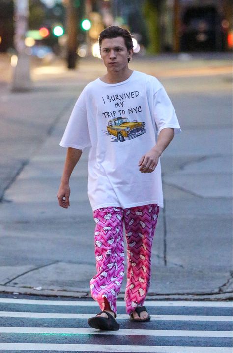 Tom Holland Hello Kitty Pants, Spiderman In Sweatpants, Spiderman Fashion, Spiderman Pajamas, Dc Movies, Avengers Memes, Marvel Actors, Marvel Funny, Marvel Fan