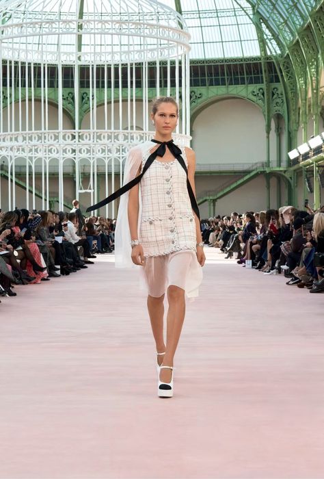 Spring-Summer 2025 - Look 23 — Fashion | CHANEL 23 Fashion, Chanel Fashion Show, Chanel Resort, Fashion Chanel, Summer 2025, Chanel Official, Chanel Official Website, Chanel Spring, Chanel Fashion