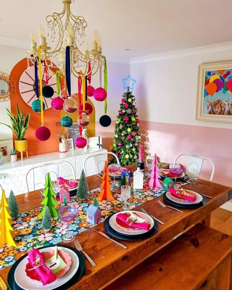 Colorful Christmas Dinner Table, Colorful Christmas Front Porch, Modern Eclectic Christmas Decor, Vintage Colorful Christmas, Bright Christmas Table, Colorful Christmas Table, Funky Christmas Decor, Eclectic Christmas, Nutcracker Decor