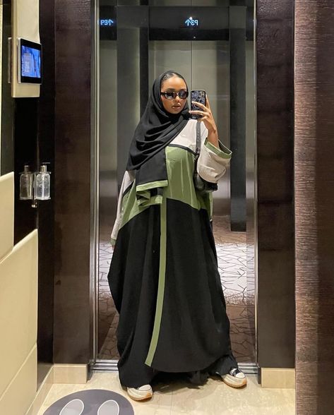 Beauty. Hijabi style. Shahd Batal Streetwear Abaya, Shahd Batal, Muslimah Fashion Casual, Minimalism Fashion, Jenner Makeup, Mode Turban, Stunning Prom Dresses, Mode Abaya, Hijabi Style