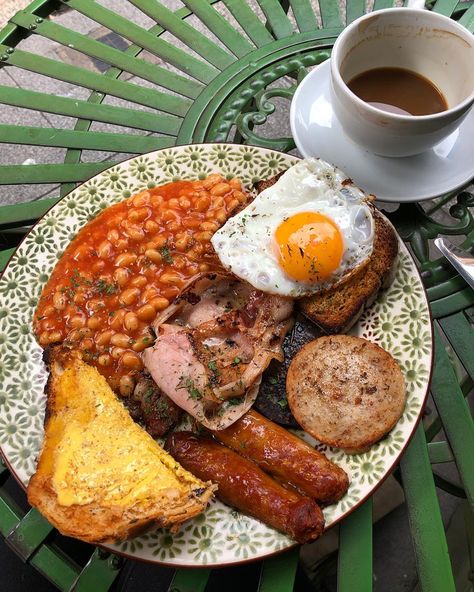 Irish Aesthetic, Scotland Food, Ireland Food, Crazy Food, Irish Dishes, Irish Breakfast, Breakfast Rolls, Irish Recipes, Weird Food