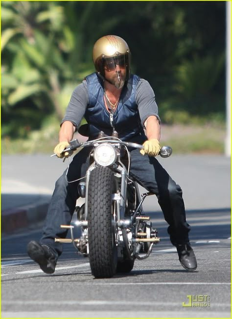 Zero engineering bike. (Rider? Brad Pitt) With all the money he has, this is what he is riding. Good Taste Brad. Hd 883 Iron, Zero Engineering, Moto Bobber, Enduro Vintage, Мотоциклы Cafe Racers, Gas Monkey, Cb 750, Cafe Racer Bikes, Vw Porsche