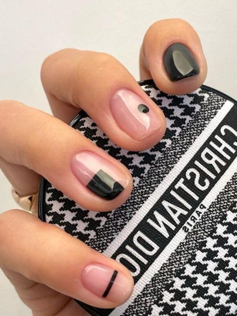 Korean minimalist nail art: short black negative space nail design Short Edgy Nail Ideas, Minimalist Nail, Minimal Nails Art, Mens Nails, Space Nails, Dot Nail Art, Minimalist Nail Art, Minimal Nails, Dots Nails