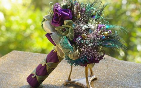 Brooches, peacock feathers and flowers, oh my! What a lovely bouquet! Mardi Gras Wedding Theme, Purple Brooch Bouquet, Beach Bouquet, Mardi Gras Wedding, Vintage Bridal Bouquet, Feather Boutonniere, Peacock Wedding Theme, Gala Ideas, Green Brooch