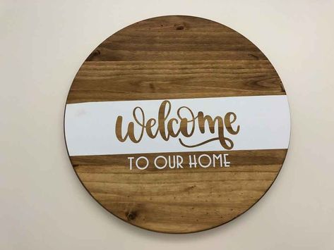 Creating a DIY wood round welcome sign – Cricut Wood Board Signs, Round Welcome Sign, Pallet Signs Diy, Diy Wood Stain, Cricut Business, Diy Dish, Door Garden, Round Signs, Vinyl Decoration