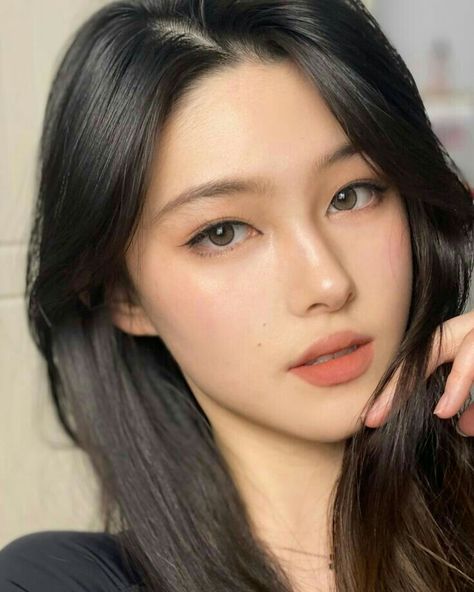 Makeup Ala Korea, Makeup Asia, Medium Long Haircuts, Light Makeup Looks, Korean Makeup Look, Korean Eye Makeup, Belle Silhouette, Asian Eye Makeup, Naha