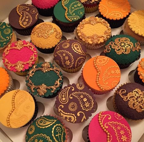 Mehndi Theme, Mehndi Decoration Ideas At Home, Mehndi Decoration Ideas, Indian Cake, Theme Cupcakes, Designer Cake, Wedding Platters, Desi Wedding Decor, Cake Decorating Piping