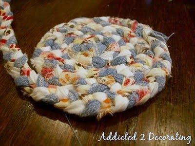 Braided Fabric Coasters...which if you make it BIGGER it'll turn into a trivet! ;) Braided Hot Pads, Braid Crafts Projects, Fabric Rope Coasters Diy, Braided Coasters Diy, Rag Coasters Diy, Rag Rug Coasters, Fabric Scrap Coasters Diy, Braided Fabric Crafts, Rug Coasters Diy