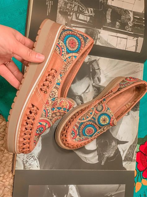 Mexican Shoes, Jean Outfit, Shoe Wardrobe, Loafer Style, Woven Shoes, Beautiful Mask, Loafers Style, Tory Burch Flats, Outfit Style