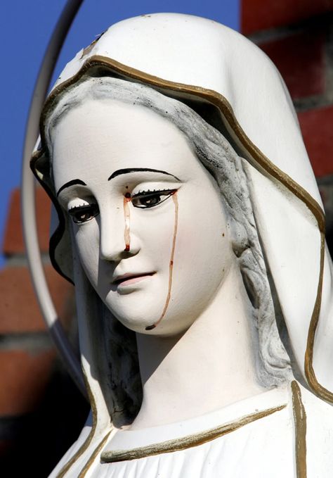 Believers flock to see Virgin Mary statue ‘crying’ Mary Crying, Weeping Statue, Crying Blood, Blood Mary, Virgin Mary Statue, Mama Mary, Mary Statue, Left Eye, Red Stain