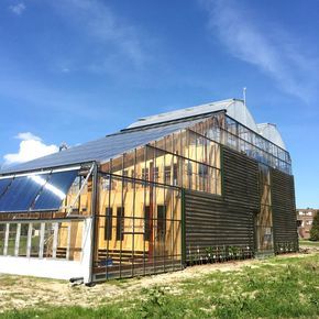 The Concept House in Rotterdam, an energy-efficient wooden dwelling encased in a greenhouse, has made firm converts of its “test family.” White Clematis, Build A Greenhouse, Home Greenhouse, Wooden Greenhouses, Small Greenhouse, Greenhouse Plans, House In Nature, Diy Greenhouse, Green Architecture