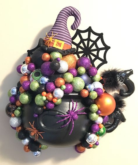 Cauldron Decoration Ideas, Cauldron Wreath, Cauldron Decor, Witches Caldron, Halloween Centerpieces, Spooky Crafts, Creepy Halloween Party, Creative Pumpkin Decorating, Christmas Hand Painted