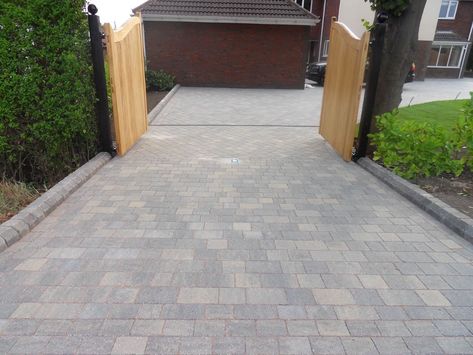 Driveway Fencing, Grey Block Paving, Front Garden Designs, Paving Edging, Block Paving Driveway, Paving Driveway, Garden Ideas Driveway, Gardens Design Ideas, Front Driveway