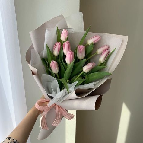 Flowers 🌺 on Twitter: "… " Flower Boquet, Tulips Arrangement, Luxury Flower Bouquets, Flower Bouquet Diy, Flower Gift Ideas, Boquette Flowers, Flower Arrangements Simple, Tulip Bouquet, Flowers Bouquet Gift