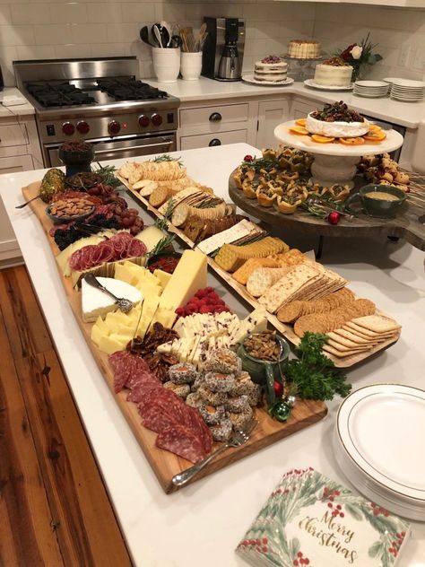 Christmas Dinner Serving Ideas, Christmas Food Serving Ideas, Dinner Christmas Ideas, Winter Dinner Party Decorations, Christmas Diner Food, Christmas Party Food Display Ideas, Hosting Christmas Eve Dinner, Christmas Holiday Party Food, Christmas Dinner Charcuterie Board Ideas