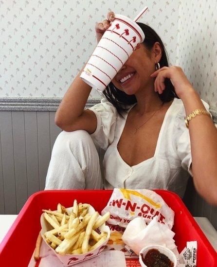 In And Out Burger, Food Photoshoot, Mc Donald, Shake Shack, Photographie Portrait Inspiration, Photos Tumblr, Trik Fotografi, Instagram Pose, Instagram Inspo