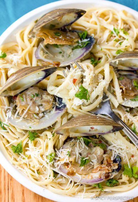 Easy Italian Clam Pasta Recipe, known as Pasta Alle Vongole, is a fabulous dinner option for any night of the week! Luxurious and cozy. Spaghetti Vongole, Pasta Fatta In Casa, Half Baked Harvest, Keto Food, Tortellini, Arugula, Ravioli, Low Carb Keto, On The Side