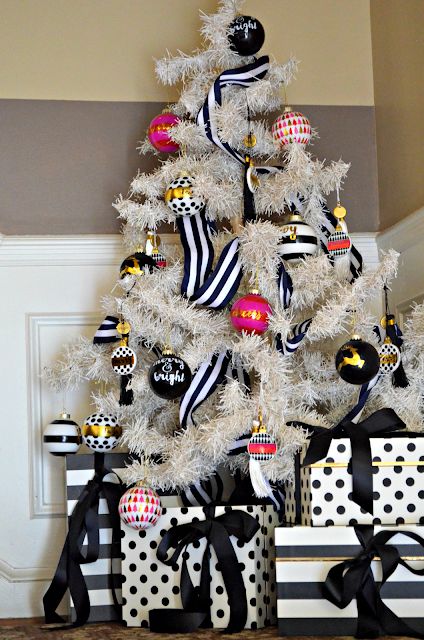 http://allaboutvignettes.blogspot.com/2018/12/my-kate-spade-inspired-christmas-tree.html Kate Spade Christmas Tree, Kate Spade Christmas, Black Christmas Tree Decorations, Glam Christmas Tree, Black Christmas Decorations, Winter Christmas Tree, Lehenga Bridal, Vintage Feather, Kate Spade Inspired