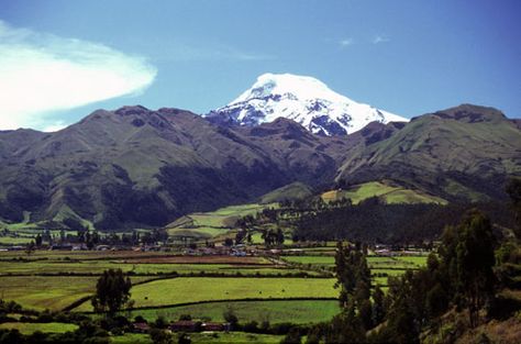 La Ruta Turística “Avenida de los Volcanes” permite observar la geografía montañosa de la sierra ecuatoriana y conocer los nevados más altos del Ecuador: el Chimborazo, el Cotopaxi y el Cayambe. Actualmente esta ruta cuenta con señalización que facilita el ingreso de turistas a este importante destino turístico. Peace Corps, Travel Reading, The Peace, Mount Rainier, Volcano, Ecuador, Trip Planning, Favorite Places, Natural Landmarks