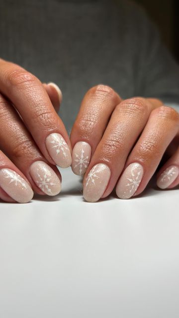 Shelley Graham on Instagram: "(Ad) Easy as 1, 2, SKI ⛷️ Feeling snowed under? Create fast festive nails to see your clients through the season — and beyond — with  @the_gelbottle_inc Après Ski collection!  Iv use Monte Blanc for a frosty festive look.   #thegelbottle #thegelbottleinc #snowflakes #snowflakenails #winternails #festivenails #frostynails #simplenails #nailart #silvernails #glitternails #nailreel #nailartreel #nailturorial" Ski Trip Nails, Ski Nail, Nordic Nails, Skiing Nails, Ski Nails, Snowy Nails, Snow Nails, Festive Nails, Christmas Gel Nails