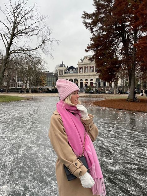 Pink Scarf Outfit Aesthetic, Midseason Outfit, Pink Beanie Outfit, Denmark Outfits, Pink Scarf Outfit, Red Scarf Outfit, Vondelpark Amsterdam, Light Pink Coat, Scandinavian Outfit