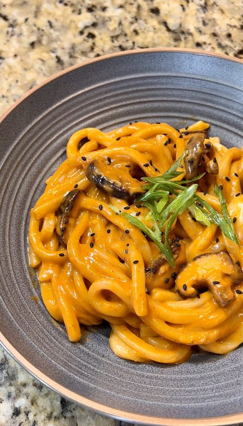 Creamy Asian Noodles, Creamy Udon Recipe, Creamy Udon Noodle Recipe, Gochujang Udon Noodles, Creamy Gochujang Noodles, Creamy Gochujang Pasta, Vegetarian Udon Recipes, Creamy Udon Noodles, Gochujang Mushrooms