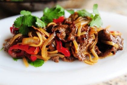 Beef with peppers from The Pioneer Woman. Easy, quick, fabulous! It's dinner tonight and a family favorite :) Meat And Veggies, Thai Beef, Eat Beef, Beef Stir Fry, Peppers Recipes, Beef Dishes, Asian Dishes, Pioneer Woman, Main Dish Recipes