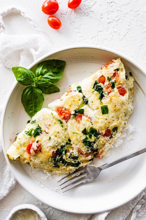 Egg White Omelette With Spinach, Egg White Veggie Omelette, Eggwhite Breakfast Ideas, Egg Whites Breakfast, Healthy Omlet Recipes, Greek Omelette, Feta Omelette, Egg White Omelet, Fluffy Omelette