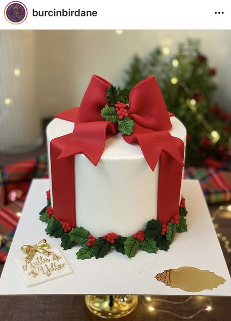 Fondant Christmas Cake, Christmas Cake Ideas, Easy Christmas Cake Recipe, Tårta Design, Present Cake, Christmas Cakes Easy, Christmas Themed Cake, Christmas Cake Designs, Christmas Cake Decorations