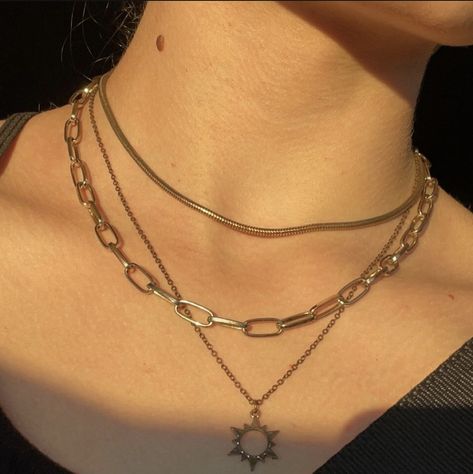 Gold Grunge Aesthetic, Accesories Aesthetic Grunge, Layered Jewelry Grunge, Layering Necklaces Grunge, Accesories Aesthetic, Grunge Jewelry Necklaces Gold, Layered Jewelry Aesthetic Indie, Layered Necklaces Aesthetic Grunge, Jewelry Grunge