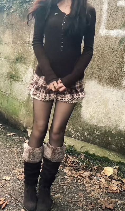 Cute Cold Outfits For School, Quince Outfit Ideas Guest, Cold Cute Outfits, Fleece Tights Outfit Cold Weather, 2010s Fall Outfits, Big Top Small Bottom Outfits, How To Dress Feminine, Autumn Outfits Brown, Norafawn Outfits