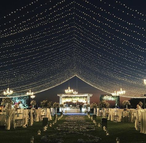 Cocktail Outdoor Party, Open Decoration For Wedding, Lights Decoration For Wedding, Outdoor Wedding With Canopy, Indian Wedding Ideas Decoration, Night Reception Decoration, Open Area Wedding Decoration, Engagement Night Decorations, Night Time Wedding Decor