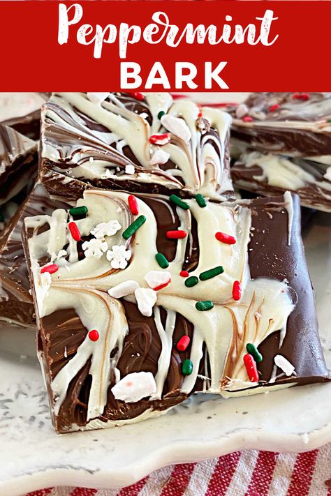 Easy Peppermint Bark Recipe, Easy Peppermint Bark, Peppermint Bark Recipe, Homemade Peppermint Bark, Peppermint Bark Recipes, Bark Recipes, Crushed Peppermint, Peppermint Recipes, Peppermint Candies