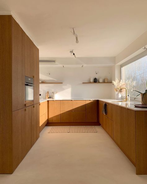 Wood Kitchen Modern, Overhead Kitchen Cabinets, Timber Kitchen Cabinets, Japanese Modern Home, Kitchen Inspiration Design, House Interior Decor, Kitchens, Wood Kitchen, Clean Kitchen