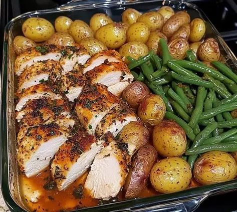 One-Pan Garlic Herb Chicken with Potatoes & Green Beans - Dieter24 Chicken Green Beans Potatoes, Chicken With Green Beans, Pan Chicken Breast, Sheet Meals, Entree Salads, February Recipes, Healthy Snacks And Meals, Chicken Potato Bake, Chicken With Potatoes