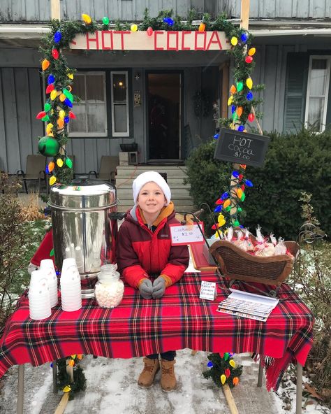 Selling Hot Chocolate, Hot Chocolate Vendor Booth, School Christmas Fundraiser Ideas, Hot Cocoa Stand Ideas, Hot Chocolate Stand Ideas, Hot Chocolate Stand, Cocoa Stand, Hot Cocoa Stand, Cocoa Station